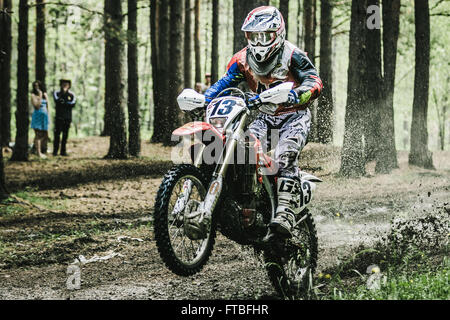 Motocross-Fahrer unter Spray von Schlamm Rennen Ural Cup Enduro "Stein Gürtel 2015" Stockfoto