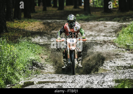 Motocross-Fahrer unter die Gischt der Schlamm im Ural Cup Enduro Rennen "Stone Gürtel 2015 Stockfoto