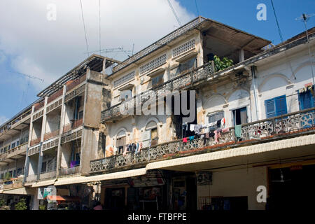 Eine alte heruntergekommene Kolonialzeit Gebäude ist Teil der Stadtlandschaft in Kampong Cham, Kambodscha. Stockfoto