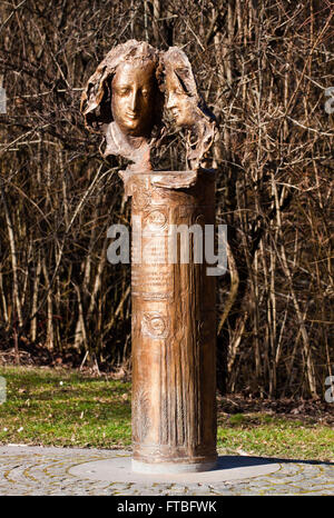 München, Schloss Blutenburg - Denkmal für Liebe, bronzene Stele von Joseph Michael Neustift Stockfoto