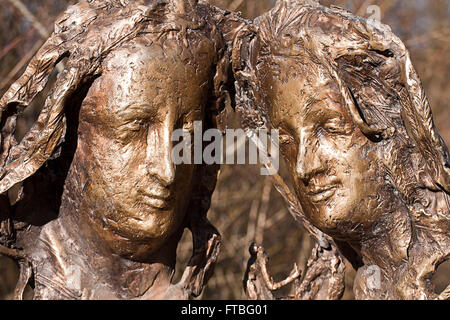 München - Denkmal für Liebe, bronzene Stele von Joseph Michael Neustift, Nahaufnahme Stockfoto