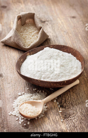 Reismehl in einer Holzschale, Reis auf den alten hölzernen Hintergrund Stockfoto