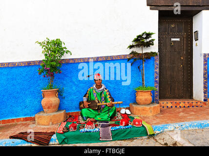 Gnawa-Musiker spielen auf einer Sintir, Kasbah von Udayas, Rabat, Marokko Stockfoto