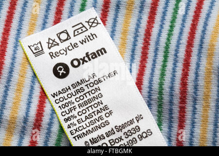 Recycling mit Oxfam-Label in M&S Leggings für Babys - Pflegehinweise und Symbole zum Waschen Stockfoto