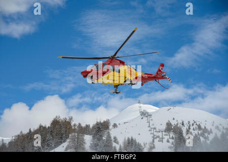 Hubschrauber vor Mount Tscheyeck, Nauders Skigebiet im Winter, Nauders, Tirol, Österreich Stockfoto