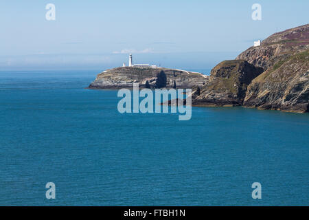 Blick von Süd-Stack, Anglesey, Wales, einschließlich Leuchtturm Stockfoto
