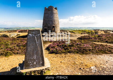 Triangulation Point und verlassenen Windmühle. Parys Berg, Amlwch, Anglesey, Wales, Vereinigtes Königreich Stockfoto