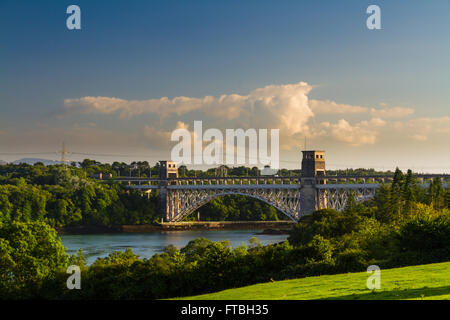 Robert Stephenson Britannia Bridge führt Straßen- und Schienennetz über die Menai Meerenge zwischen Snowdonia und Anglesey. Wales, Uni Stockfoto