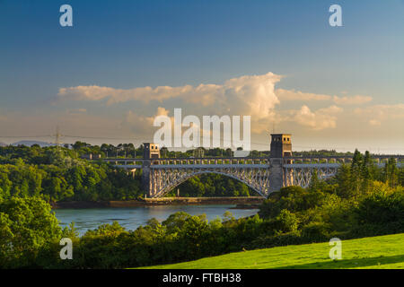 Robert Stephenson Britannia Bridge führt Straßen- und Schienennetz über die Menai Meerenge zwischen Snowdonia und Anglesey. Wales, Uni Stockfoto