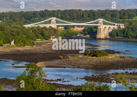 Thomas Telfords Menai Bridge führt eine Straße über die Menai Meerenge zwischen Snowdonia und Anglesey. Wales, Vereinigtes Königreich Stockfoto