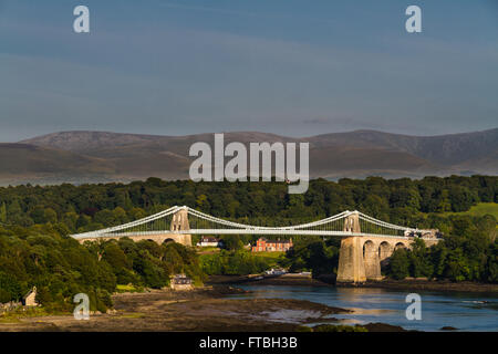 Thomas Telfords Menai Bridge führt eine Straße über die Menai Meerenge zwischen Snowdonia und Anglesey. Wales, Vereinigtes Königreich Stockfoto