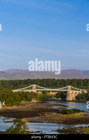 Thomas Telfords Menai Bridge führt eine Straße über die Menai Meerenge zwischen Snowdonia und Anglesey. Wales, Vereinigtes Königreich Stockfoto