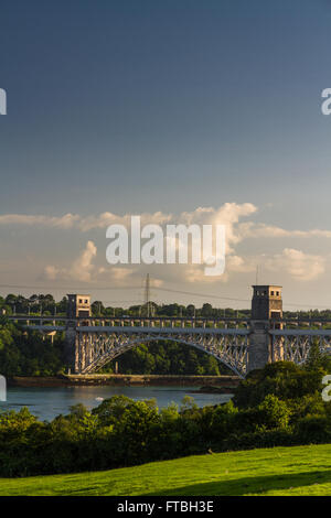 Robert Stephenson Britannia Bridge führt Straßen- und Schienennetz über die Menai Meerenge zwischen Snowdonia und Anglesey. Wales, Uni Stockfoto