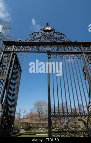 Die Vanderbilt-Tor am Eingang von The Conservatory Garden, Central Park, New York City Stockfoto