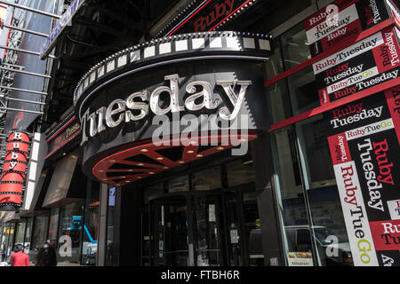 Ruby Tuesday-Eingang und Zeichen, Casual Restaurant, Times Square, New York, USA Stockfoto