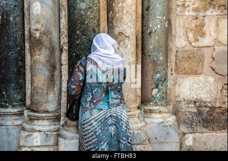 Frau vor der Kirche des heiligen Sepulchre genannt auch Kirche der Auferstehung im christlichen Viertel alte Stadt von Jerusalem, Israel Stockfoto