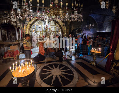 Pilger-Warteschlange, tippen Sie auf den Felsen von Golgatha in Kapelle der Kreuzigung in Heilig-Grab-Kirche, alte Stadt von Jerusalem, Israel Stockfoto