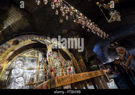 Der Altar am traditionellen Standort der Golgotha in Heilig-Grab-Kirche genannt auch Kirche der Auferstehung, Jerusalem, Israel Stockfoto