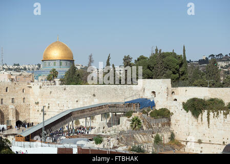 Kuppel des Rock-Heiligtums auf dem Tempelberg und Klagemauer (Kotel oder Klagemauer auch genannt), alte Stadt von Jerusalem, Israel Stockfoto