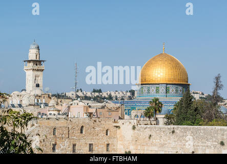 Kuppel des Rock-Heiligtums auf dem Tempelberg und Klagemauer (Kotel oder Klagemauer auch genannt), alte Stadt von Jerusalem, Israel Stockfoto