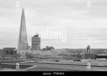 Blick vom Dach des One New Change in London, England, mit Blick auf die Scherbe und Kerls Krankenhaus. Stockfoto