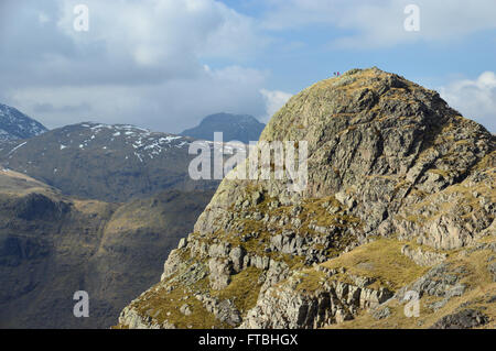 Ein paar Fellwalkers auf der Oberseite Pike ' o ' vom Gipfel des Loft Crag, Langdale Fells, Cumbria UK scheut. Stockfoto