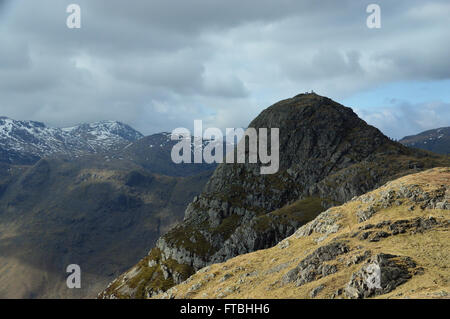 Ein paar Fellwalkers auf der Oberseite Pike ' o ' vom Gipfel des Loft Crag, Langdale Fells, Cumbria UK scheut. Stockfoto