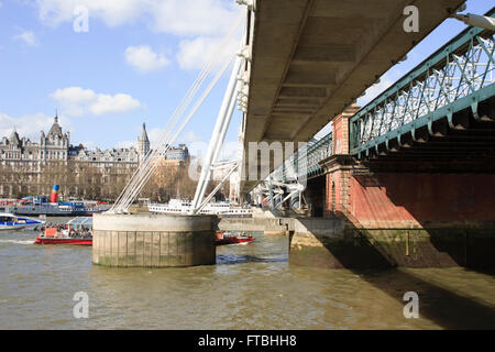 Unterseite der Golden Jubilee Bridge in London, England. Stockfoto