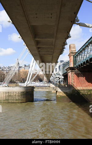 Unterseite der Golden Jubilee Bridge in London, England. Stockfoto