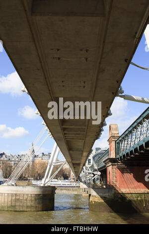 Unterseite der Golden Jubilee Bridge in London, England. Stockfoto