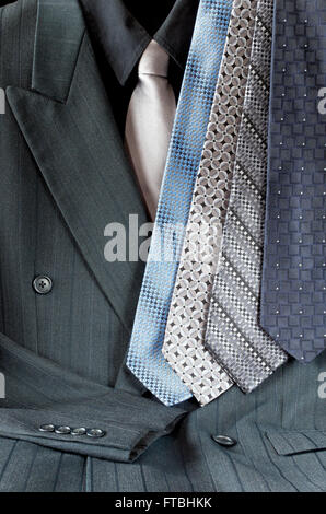 grauen Zweireiher Nadelstreifen Anzug oder Herren sport Jacke und Hemd mit Sortiment an Krawatten Stockfoto