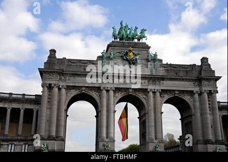 Arkaden des Cinquantenaire Park des fünfzigsten Jahrestag, Quadriga, Brabant in Höhe von Nationalflagge, Brüssel, Belgien Stockfoto