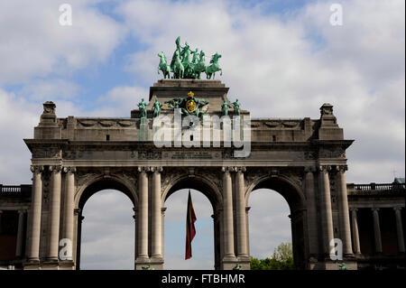 Arkaden des Cinquantenaire Park des fünfzigsten Jahrestag, Quadriga, Brabant in Höhe von Nationalflagge, Brüssel, Belgien Stockfoto