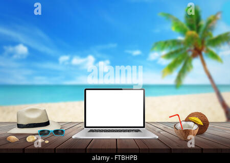 Isolierte Darstellung der Laptop auf Holztisch für Mock-up. Kokosnuss, Hut, Muscheln, Steinen, Sonnenbrille auf Tabelle. Strand, Meer, Palmen Stockfoto