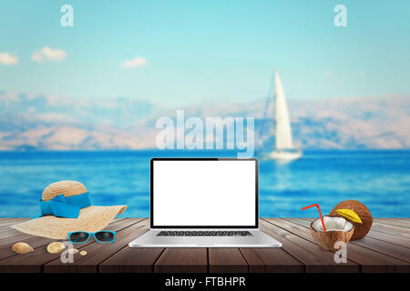 Isolierte Darstellung der Laptop auf Holztisch für Mock-up. Kokosnuss, Hut, Muscheln, Steinen, Sonnenbrille auf Tabelle. Meer, yacht Stockfoto