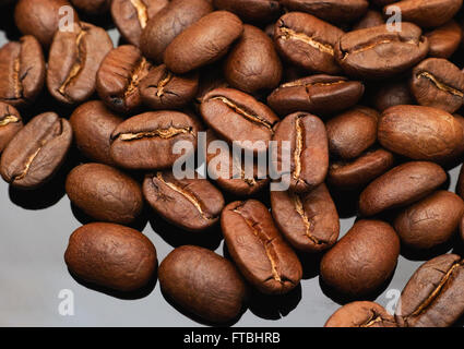 Kaffeebohnen auf einem schwarzen Hintergrund. Hautnah. Stockfoto