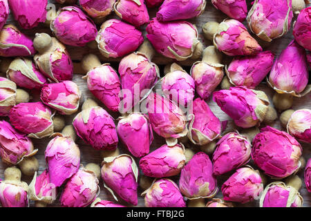 Trockene Rosenknospen Kaffee Hintergrund. Ansicht von oben. Stockfoto