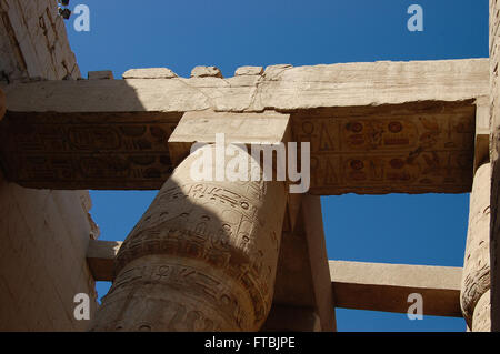 Geschnitzten Hieroglyphen an Spalten im ägyptischen Tempel Stockfoto