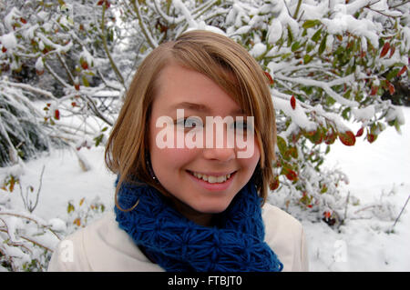 Junges Mädchen steht im Schnee Stockfoto