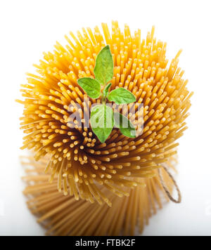 Haufen von rohen Spaghetti auf weißem Hintergrund, Textfreiraum, Ansicht von oben. Stockfoto