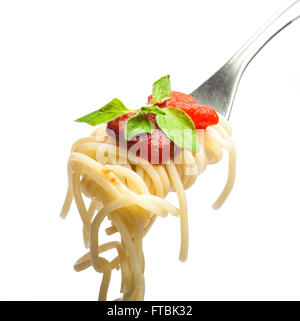 Gabel mit Spaghetti-Sauce und Oregano auf weißem Hintergrund Stockfoto