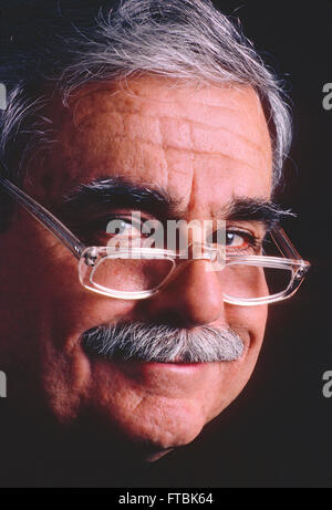 Studioportrait von Renaissancewerk älterer Herr mit Brille, Schnurrbart & graue Haare Stockfoto
