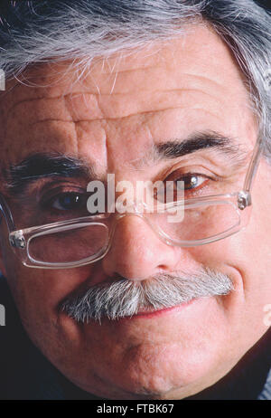 Studioportrait von Renaissancewerk älterer Herr mit Brille, Schnurrbart & graue Haare Stockfoto