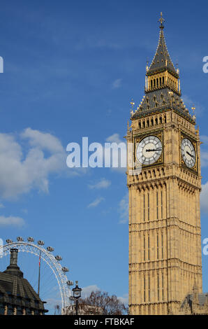 Big Ben, das Elizabeth Tower und das London Eye Riesenrad am Südufer der Themse in London. Auch als das Millennium Wheel bekannt Stockfoto