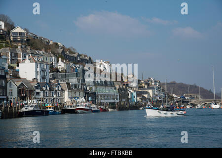 Boote auf dem Fluss und entlang der Uferstraße am East Looe in Cornwall festgemacht. Stockfoto