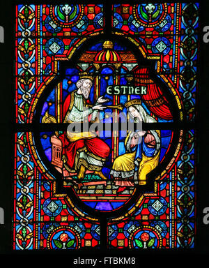 Glasmalerei-Fenster Darstellung Esther, biblische Königin von Persien, in der Kirche Notre Dame in Dinant, Belgien Stockfoto