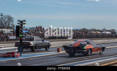 Zwei Rennwagen in der Drag-Rennen in Redding, Kalifornien. Stockfoto