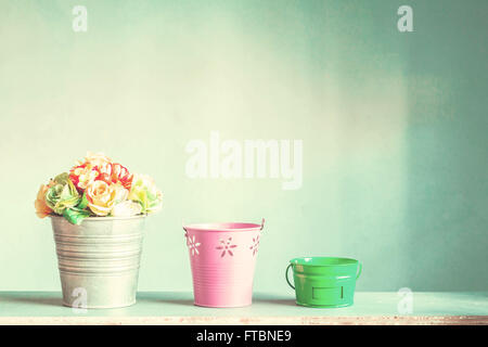 Blumen-Vase auf einem hölzernen mit Jahrgang. Stockfoto