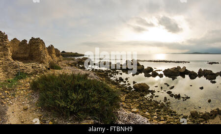 Sonnenuntergang am Strand bei Nora archäologische Stätte, in der Nähe der Stadt Pula, Sardinien Stockfoto