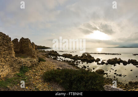 Sonnenuntergang am Strand bei Nora archäologische Stätte, in der Nähe der Stadt Pula, Sardinien Stockfoto